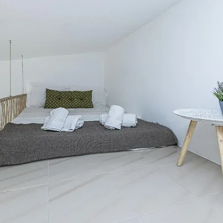 Daire Chilling In Lagos